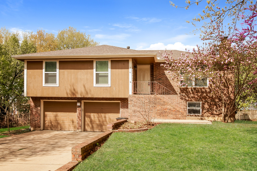 216 W Heritage Dr Raymore, MO 64083